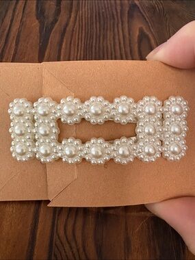Hair clip / faux pearl / flower girl